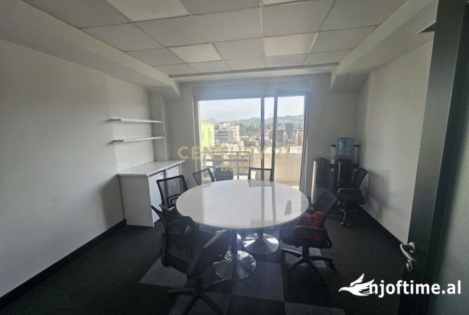 Ambiente Commerciale in Affitto 3+1 a Tirana - 3,150 Euro
