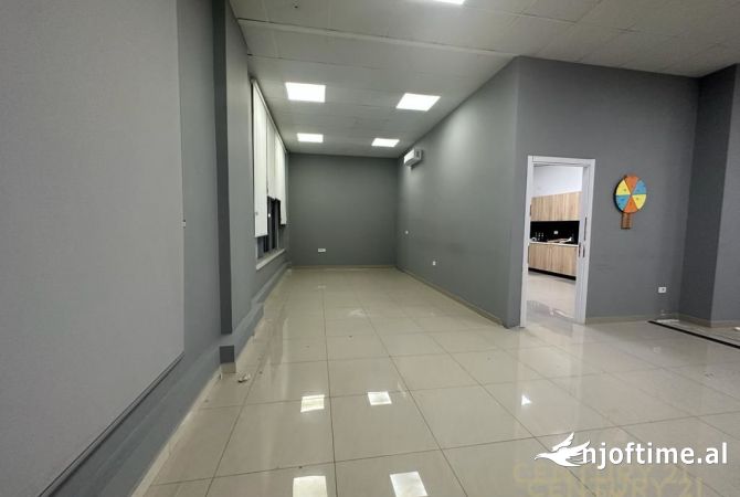 Ambiente Commerciale in Affitto 3+1 a Tirana - 2,600 Euro