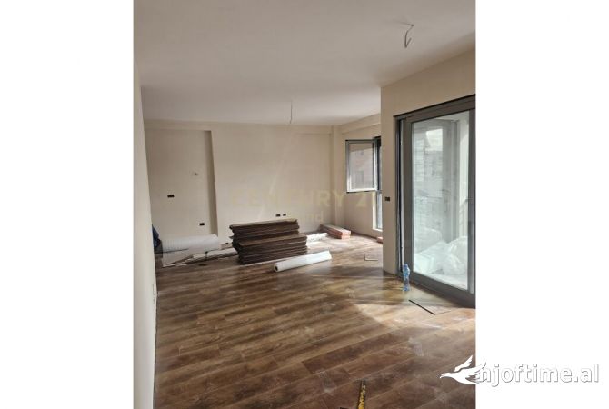 Apartament 2+1+2 për Shitje tek Shkolla e Kuqe