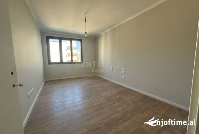 JAPIM ME QIRA AMBIENT PER ZYRA/ APARTAMENT TEK BULEVARDI ZOGU 1 + POST PARKIMI!