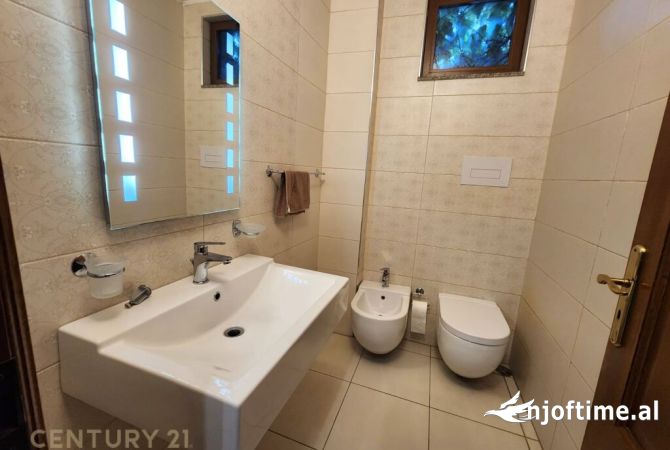 Shtepi me qera Shtepi Private ne Tirane, 6+1, Mobilimi Pjeserisht e mobiluar, Pagesa 1,000  Euro.