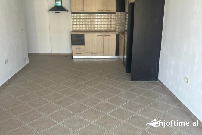 Ali Demi, Shesim apartament 1+1