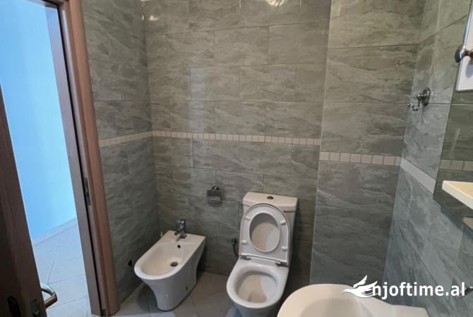 Appartamento in vendita a Tirana 1+1, SemiArredato