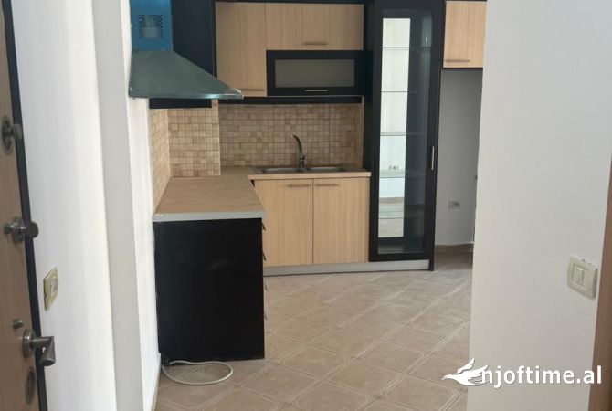 Appartamento in vendita a Tirana 1+1, SemiArredato