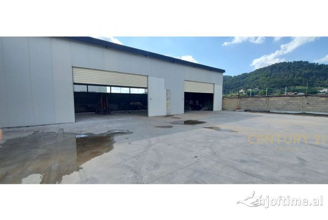 Ambiente Commerciale in Affitto 4+1 a Tirana - 1,300 Euro