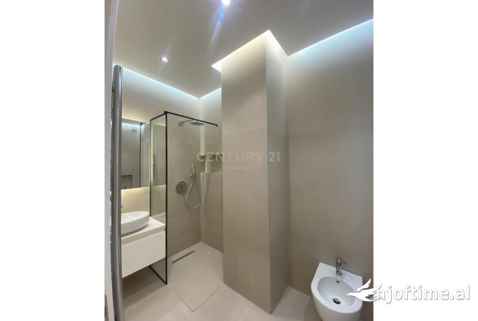 Shtepi ne shitje Apartament ne Tirane, 2+1, Mobilimi E mobiluar, Pagesa 293,000  Euro.