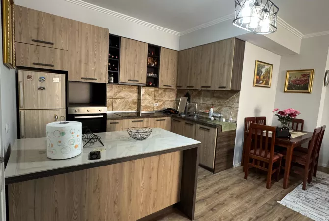 Shtepi ne shitje Apartament ne Tirane, 2+1, Mobilimi E mobiluar, Pagesa 150,000  Euro.