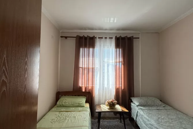 Shtepi ne shitje Apartament ne Tirane, 2+1, Mobilimi E mobiluar, Pagesa 150,000  Euro.