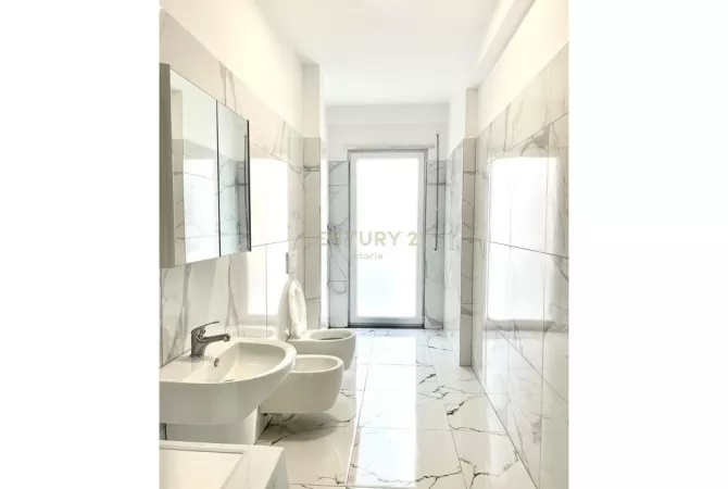 Vila L Astir, Japim apartament 1+1 me verande me qera.