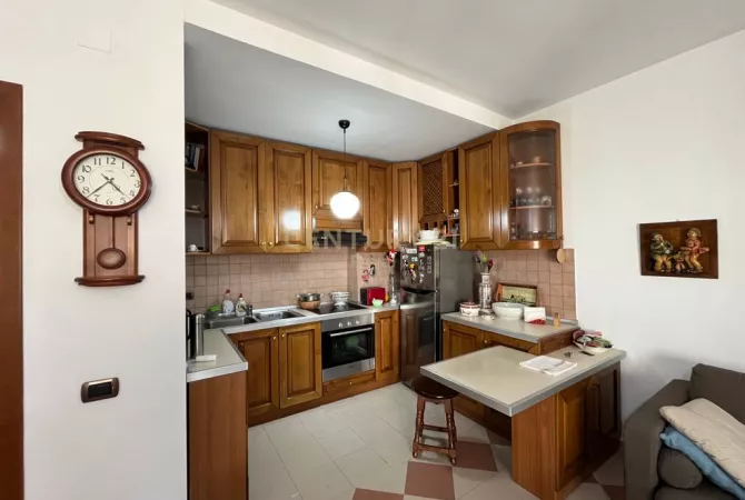 Shtepi ne shitje Apartament ne Tirane, 2+1, Mobilimi E mobiluar, Pagesa 200,000  Euro.