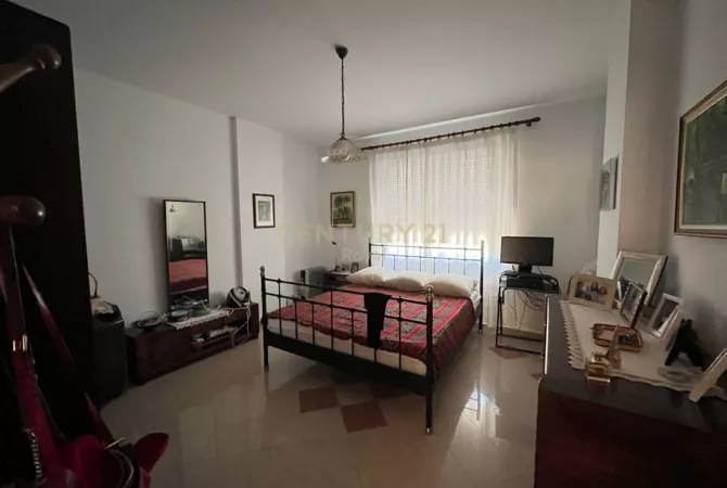 Shtepi ne shitje Apartament ne Tirane, 2+1, Mobilimi E mobiluar, Pagesa 200,000  Euro.