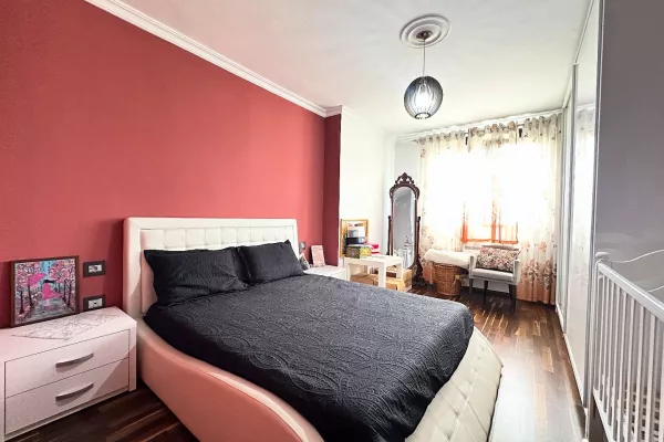 Shtepi ne shitje Apartament ne Tirane, 3+1, Mobilimi E mobiluar, Pagesa 200,000  Euro.