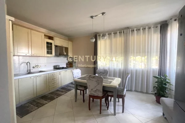 Shtepi ne shitje Apartament ne Tirane, 2+1, Mobilimi E mobiluar, Pagesa 269,000  Euro.