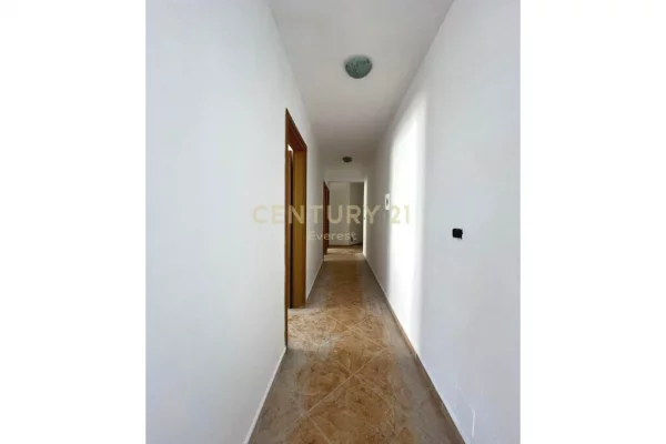 Shtepi ne shitje Apartament ne Tirane, 2+1, Mobilimi Bosh, pa mobiluar, Pagesa 125,000  Euro.