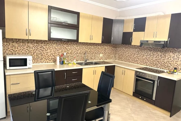 Shtepi me qera Apartament ne Tirane, 2+1, Mobilimi E mobiluar, Pagesa 630  Euro.