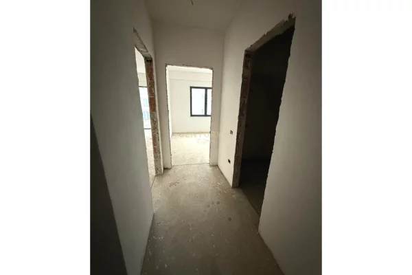 Shtepi ne shitje Apartament ne Tirane, 1+1, Mobilimi Bosh, pa mobiluar, Pagesa 85,000  Euro.