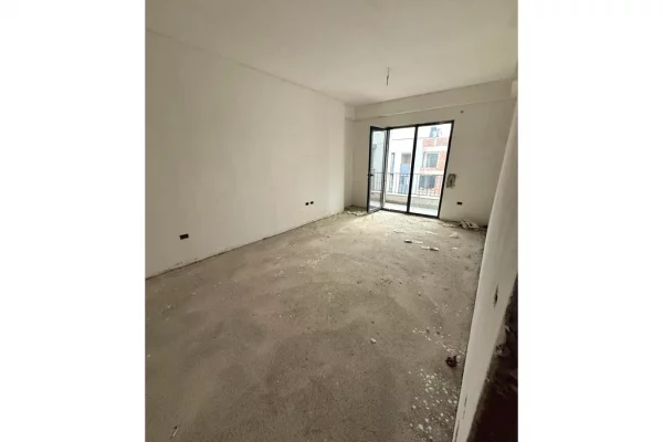 Shtepi ne shitje Apartament ne Tirane, 1+1, Mobilimi Bosh, pa mobiluar, Pagesa 85,000  Euro.