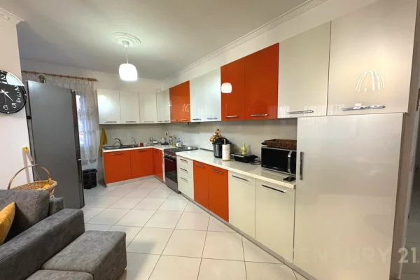 Shtepi ne shitje Apartament ne Tirane, 2+1, Mobilimi E mobiluar, Pagesa 137,000  Euro.