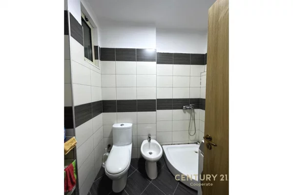 Shtepi ne shitje Apartament ne Tirane, 2+1, Mobilimi E mobiluar, Pagesa 250,000  Euro.