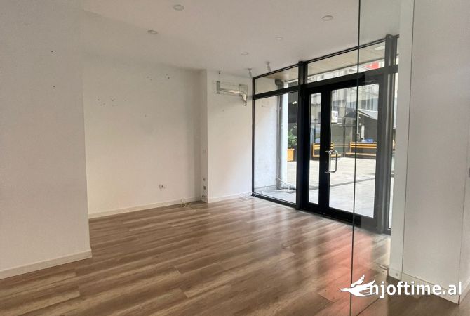 Ambiente Commerciale in Affitto 1+1 a Tirana - 1,700 Euro