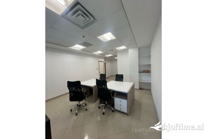 Ambiente Commerciale in Affitto 3+1 a Tirana - 800 Euro