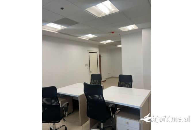 Ambiente Commerciale in Affitto 3+1 a Tirana - 800 Euro