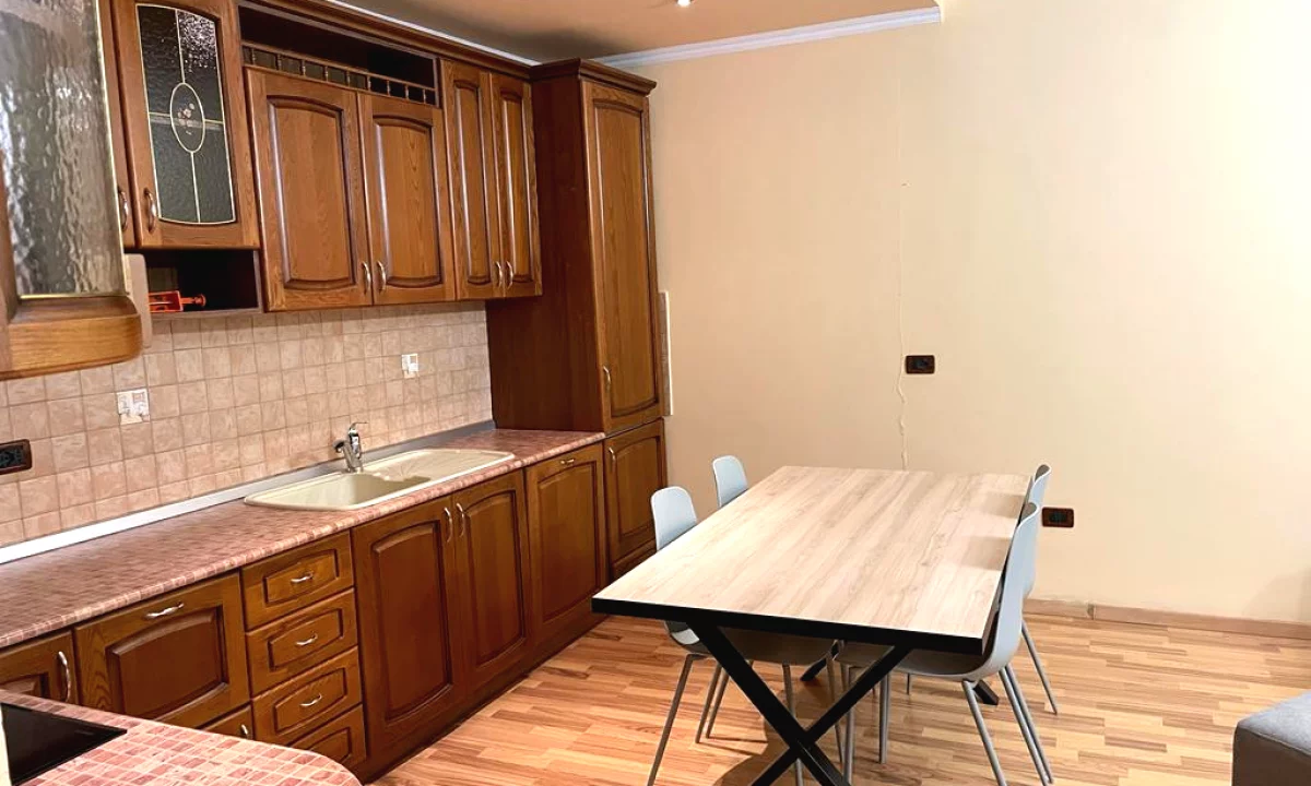 Appartamento in vendita a Tirana 2+1, Arredato