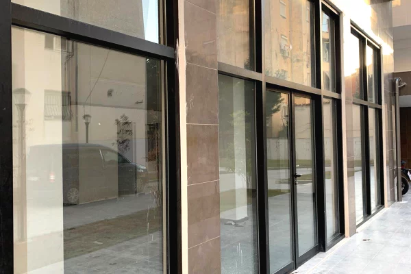 Jepet me qera abient biznesi prane 7-Xhuxhave. Buze Rruge.