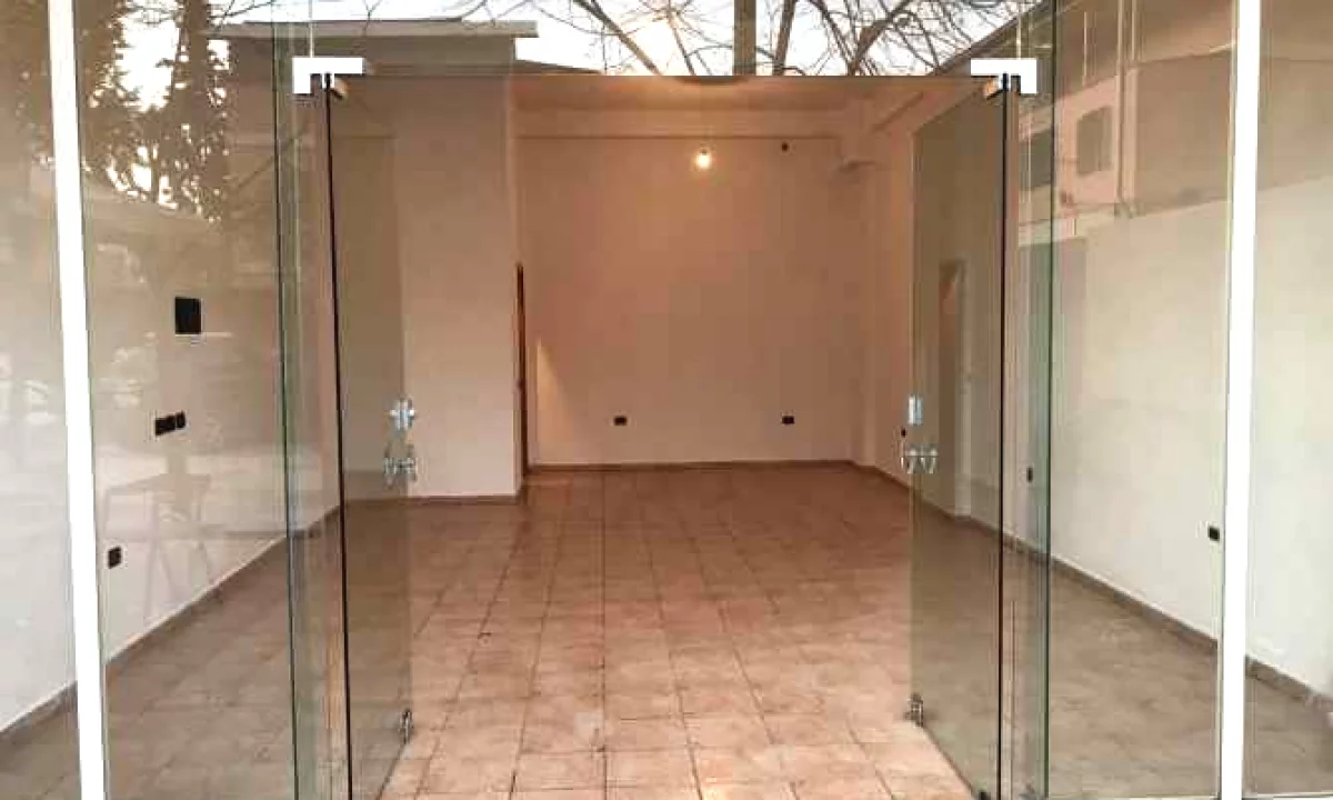 Prane square 21 jepet dyqan me qera 