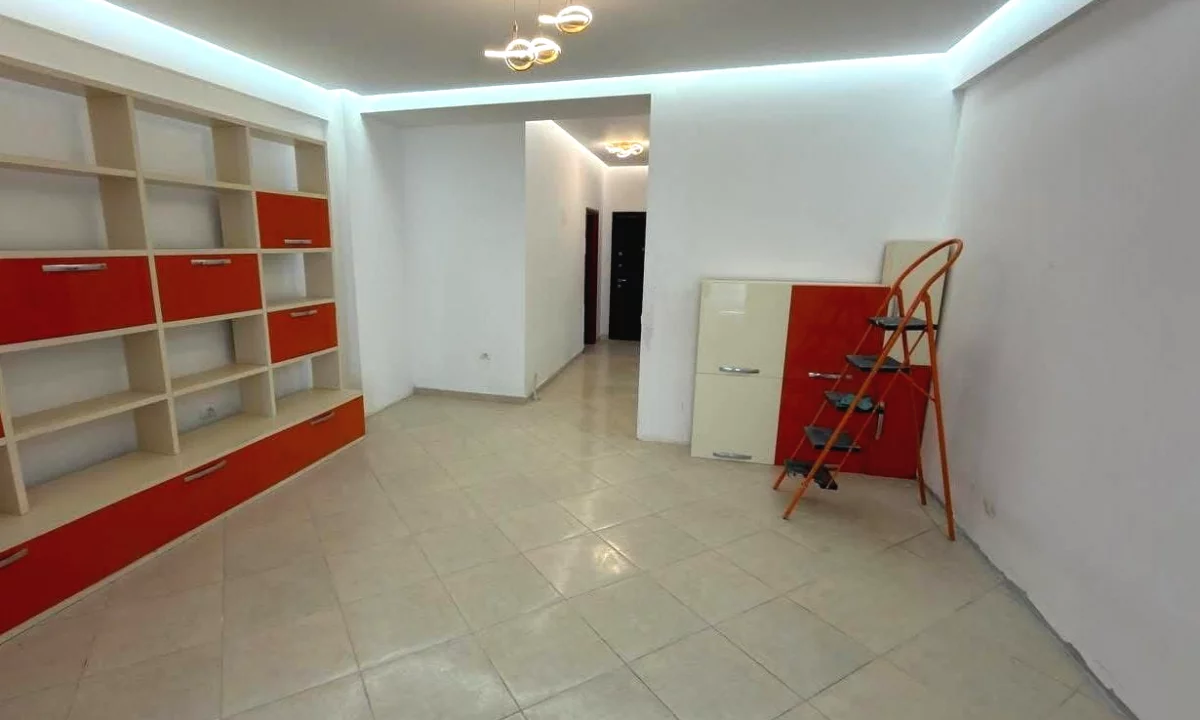 Appartamento in vendita a Tirana 2+1, SemiArredato