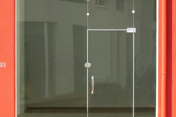 Ne Bllok, shitet dyqan me fasade xhami buze rruges,