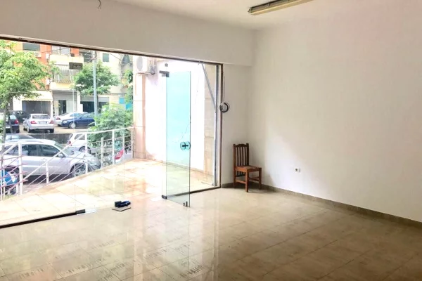 Bllok, jepet me qera ambient me fasade xhami,  kat 0.