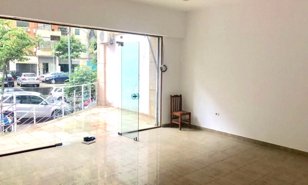 Bllok, jepet me qera ambient me fasade xhami,  kat 0.