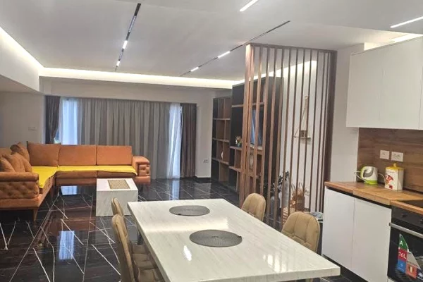 Ish Fusha e Aviacionit, jepet me qera apartament modern i tipologjise 2+1.