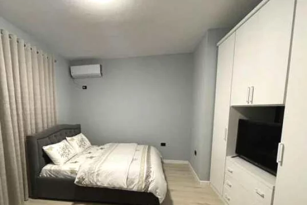 Prane Pallatit me shigjeta, jepet apartament 2+1+2 i arreduar!!