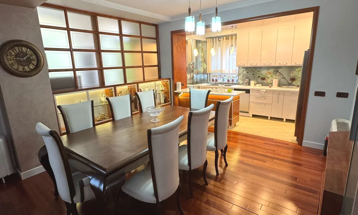 Appartamento in affitto a Tirana 3+1, Arredato