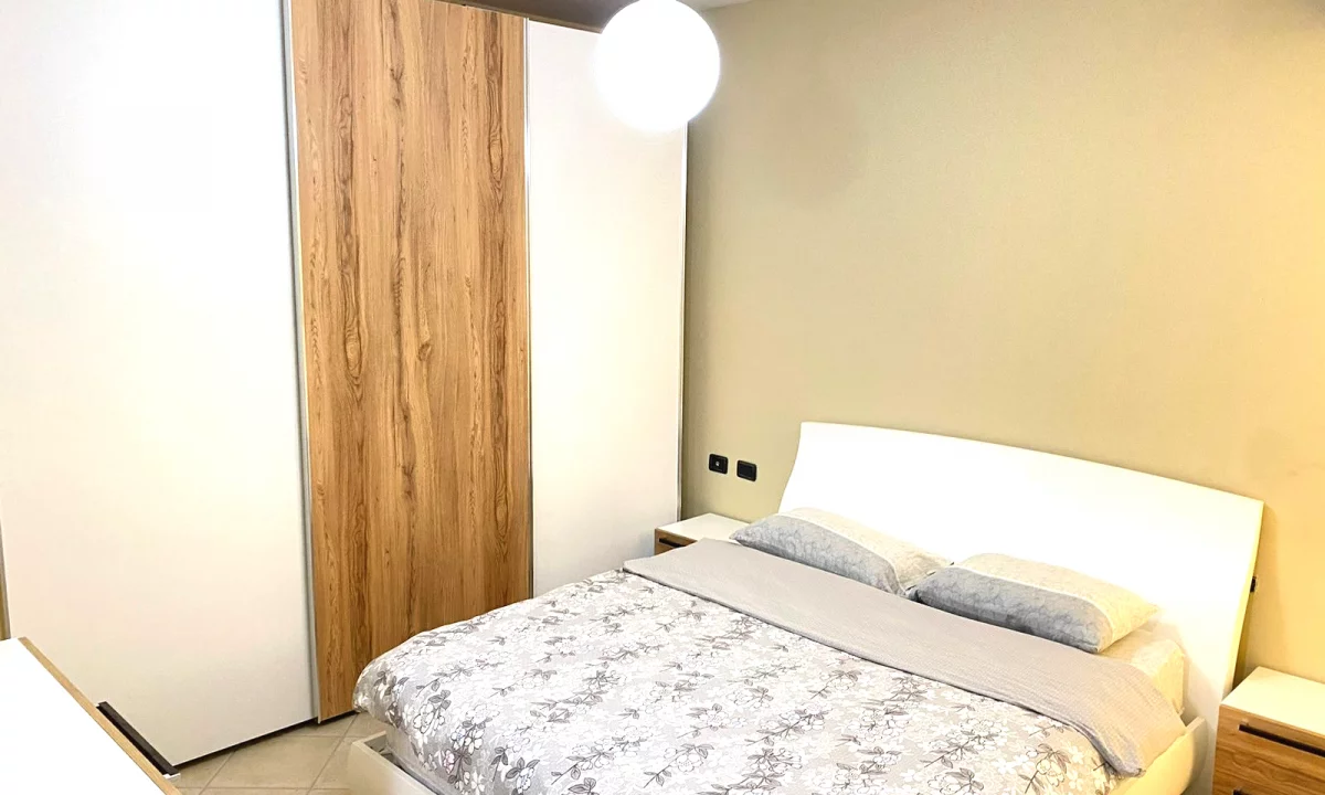 Shtepi me qera Apartament ne Tirane, 2+1, Mobilimi E mobiluar, Pagesa 50,000  Leke.