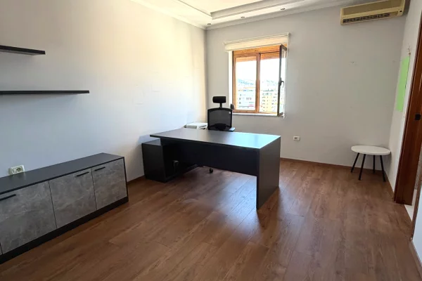 Ambient biznesi me qera 3+1 ne Tirane - 2,000 Euro