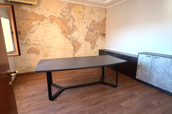 Ambient biznesi me qera 3+1 ne Tirane - 2,000 Euro