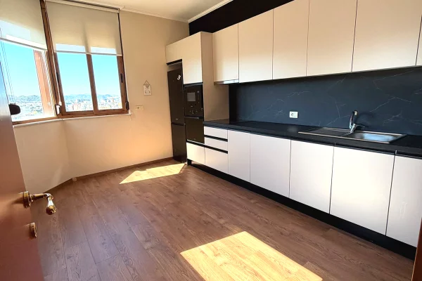 Ambient biznesi me qera 3+1 ne Tirane - 2,000 Euro