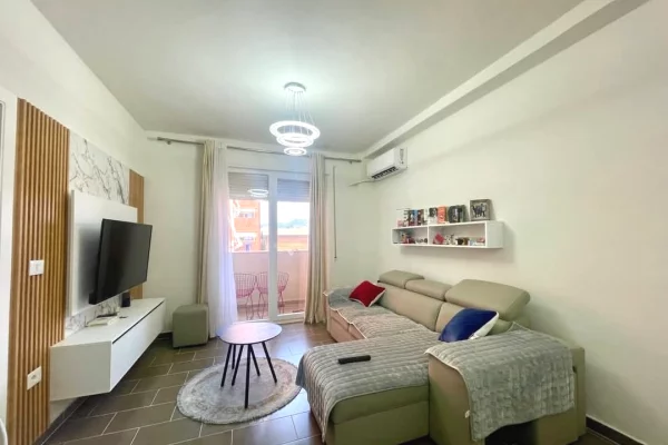 📣 Golden Park / Prane pallatit me shigjeta,  Jepet me qera apartament 1+1.