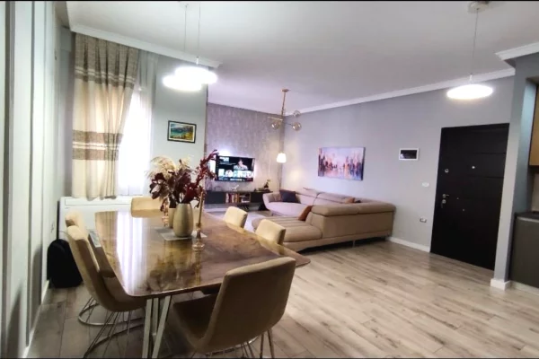 Xhamia e Selites, jepet me qera apartament 2+1 modern .