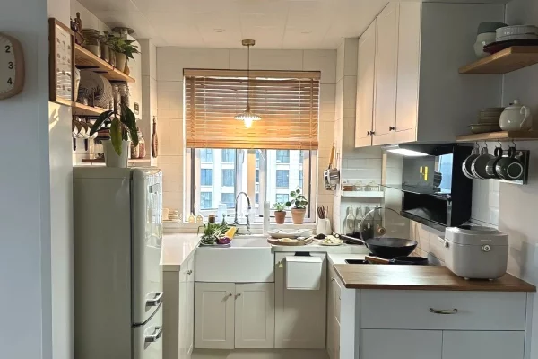 Prane Bankes se Shqiperise ne Qender, jepet apartament 1+1 me qera.