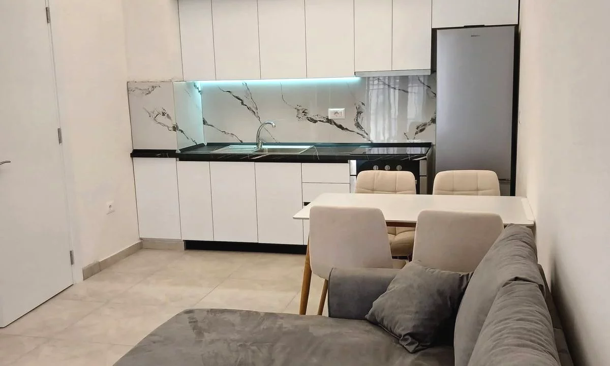 Shtepi me qera Apartament ne Tirane, 1+1, Mobilimi E mobiluar, Pagesa 45,000  Leke.