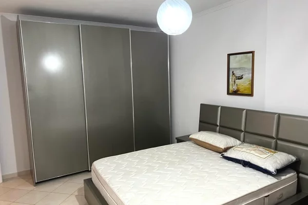 Shitet okazion tek liqeni I thate apartment 2+1 me parkim