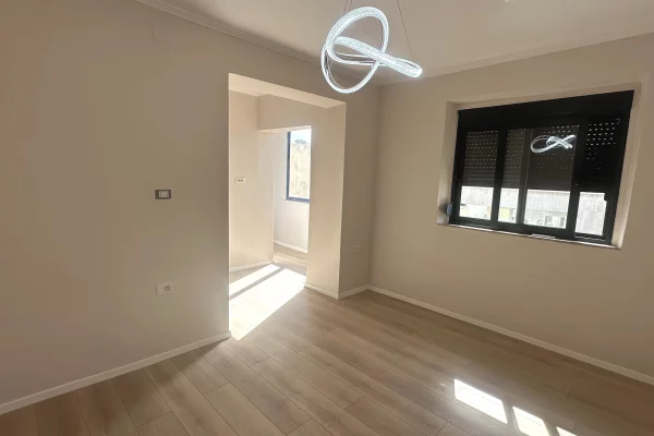 Prane shkolles vasil shanto jepet 1+1 bosh per zyra