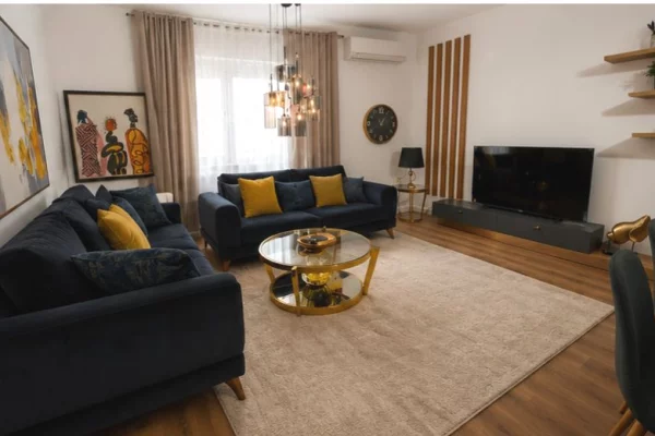 Komuna e parisit - jepet me qera apartament 2+1+2