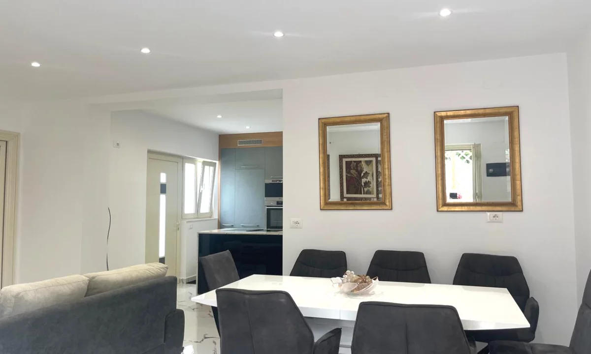 Shtepi me qera Apartament ne Tirane, 2+1, Mobilimi E mobiluar, Pagesa 55,000  Leke.