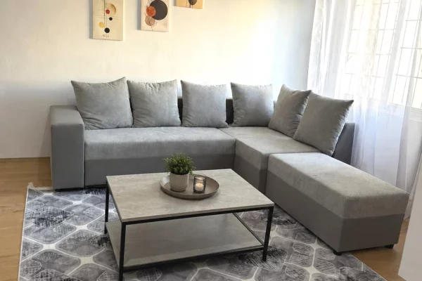 Rruga Bardhyl, jepet me qera apartament 1+1.