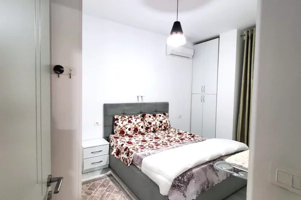Komuna e Parisit-Apartament 1+1 me qera .